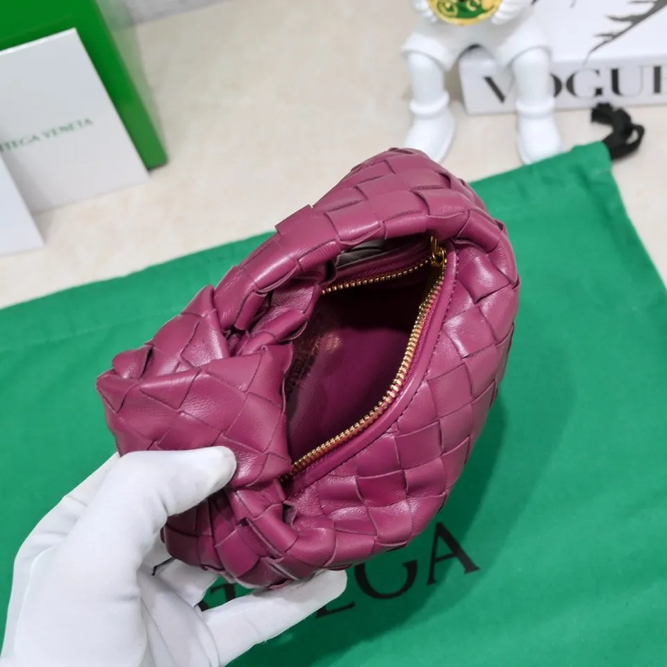 Batch 1080 BV super mini JODIE handbag, dumpling bag, woven knotted bag, simple, fashionable and super cute🍒Every color is high-end. It is a smaller version of the original mini version🤣It can only hold cuteness🍓🍓The upper body is fashionable and romantic. The fashionable bags created by Daniel Lee are really more and more favored by street experts. Style number: 6699-0# Size: 17*16*6.5